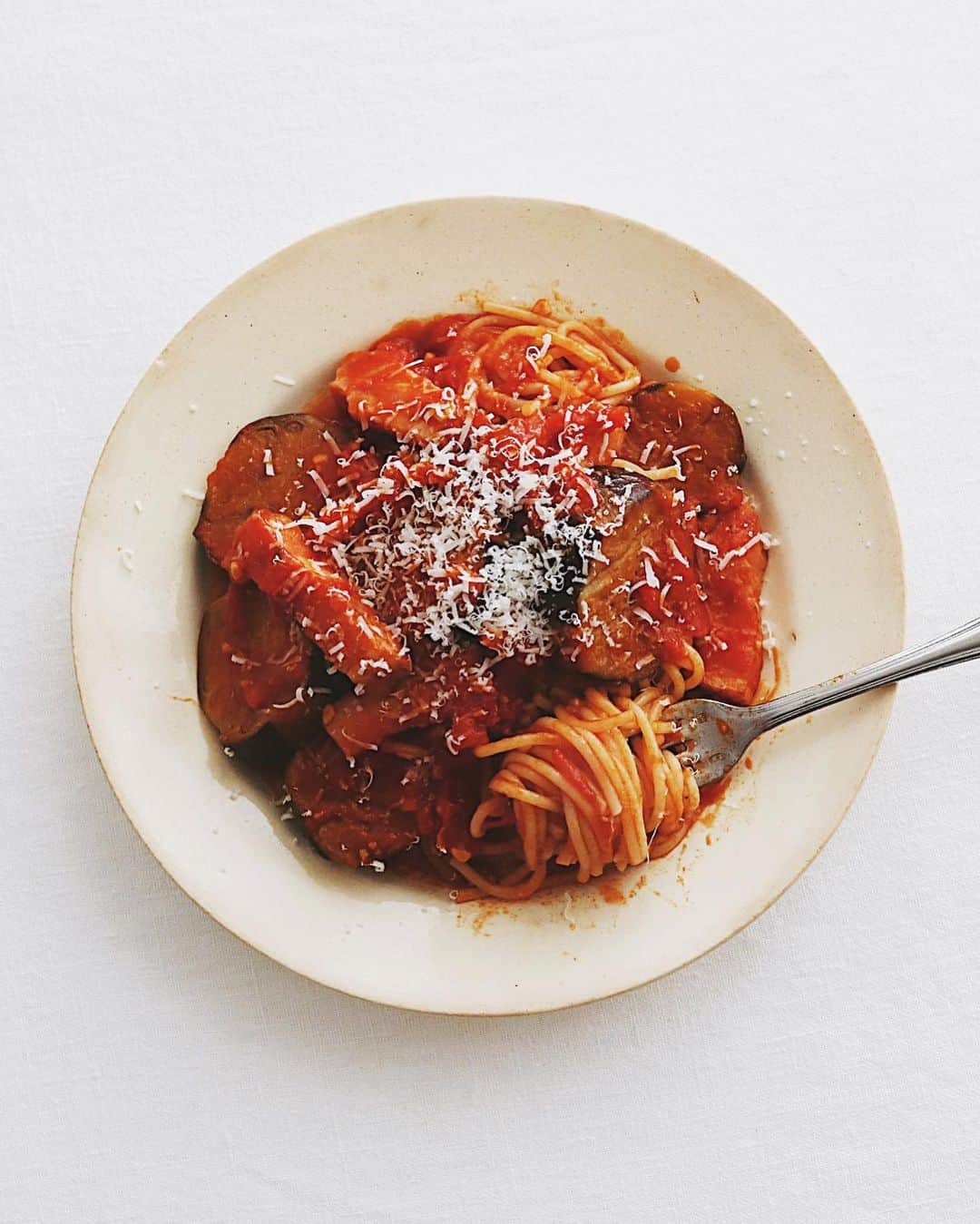 樋口正樹のインスタグラム：「Spaghetti 🍝 . 夜ご飯はナスとベーコンの トマトソーススパゲッティ。 おいしいド定番のやつです。 . 今回からトマトソースには 無印良品のトマト缶を使用。 パントーンの色見本みたく シンプルなデザインで好感。 @muji_global . . . #ナスとベーコン #ナスとベーコンのトマトパスタ #スパゲッティ #トマトソーススパゲッティ #パスタ部 #無印良品購入品 #無印良品 #muji #spaghetti #topitalianfood #italyfood #italianfood #pastalover #lovepasta #pastaitaliana」