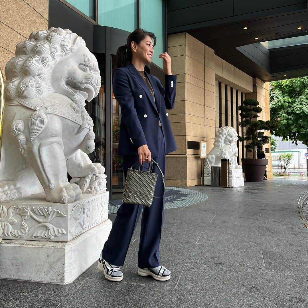 のインスタグラム：「#ANTEPRIMA ✨ @anteprima_japan  #アンテプリマと #ペニンシュラ東京   @thepeninsulatokyo  のコラボの #アフタヌーンティー「ANTEPRIMA アフタヌーンティー」 へ　🍰☕️🥂 新作の #ワイヤーバックを持って👜 流行りの #ヌン活　してきたよ❣️ 最近はアフターヌーンティーする事を「ヌン活」って言うらしいよ〜 へぇ〜😆って覚えたわ❣️  #女子力アップ #マダムも喜び💕 #可愛らしい #スゥイーツ😍💕たち アンテプリマのバックの形をしたプチケーキも👜 #しょっぱい系もある #全て甘ではない  私の斜めがけポシェットは INTRECCIOMODO ミニ  マットオリーブ×モスグリーンシルバーと言うカラー シルバーとカーキで編んであるいい色です👍💚  先日 @theme_info でオーダーした #パンツスーツ💙 サイズピッタリで気持ち良い😊👍 足元はあえてのスポサンにソックス合わせで カジュアルダウン @noname.japan の #マエノリコンクリート #シルバー🤍　です  アンテプリマのスペシャルアフターヌーンティーは5月末までやってます❣️ #スイーツマダム #スイーツ女子　も #スイーツ男子　も #おひとり様　でも😆 #ヌン活 に👍🍰☕️  #マエノリ　#ファッション #マエノリグルメ #前田典子#モデル」