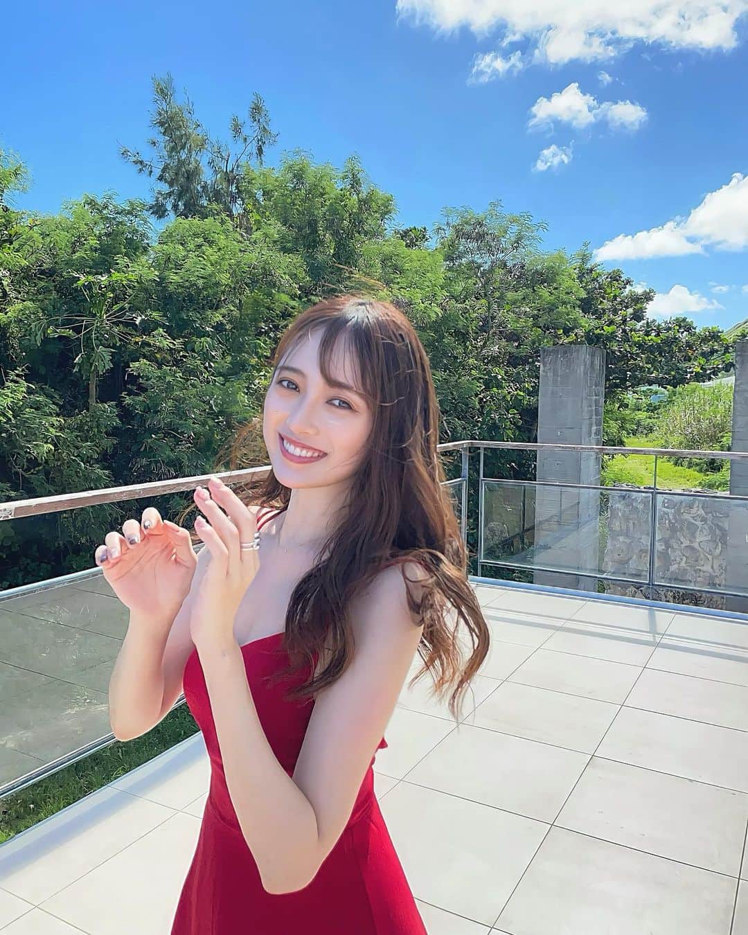 宮内理沙のインスタグラム：「🌹 . . 早く暖かくなってほしいな🫠☀️ カラッとした天気が好き😋 毎年よく分からないんだけど梅雨っていつからなんだろう、、🧐💡 . . そしてストーリーで寝落ちしてしまう相談したらフォロワーさんが沢山アドバイスくれたので早速実践してますありがとうございますです🙇‍♀️🌙💤 . . なんだかこの写真青白く見えるね😂  #いつかの写真」