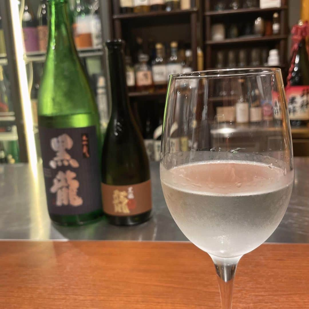 佐藤円香さんのインスタグラム写真 - (佐藤円香Instagram)「.  黒龍 大吟醸 龍  初めて飲んだけど、とっても美味しい( ¨̮ )✧ 和食との相性抜群👌  店主さんに普通の黒龍と飲み比べをさせてもらいました🙂🌱  普通の黒龍も美味しい(  ˊ ᵕ ˋ )。   #にほんしゅ   #日本酒  #和食  #錦糸町  #大吟醸  #黒龍  #錦糸町グルメ   #福井のお酒  #錦糸町遊庵」5月14日 21時47分 - madoka.p.j.614