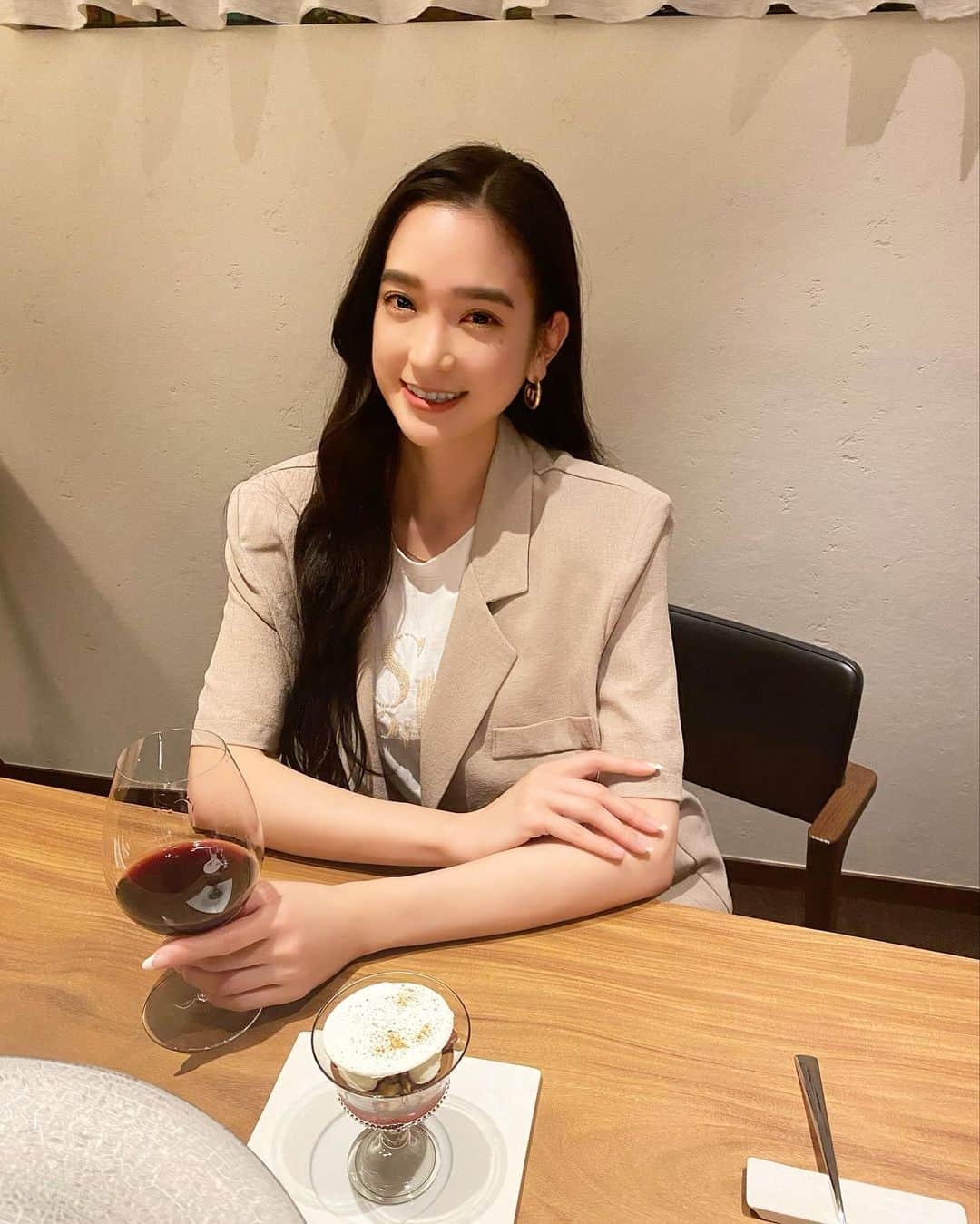 太田麻美のインスタグラム：「モデルを務めさせていただいてる @armygirl_tokyo さんの赤坂にある所有ビルのお店 アマラントス @amarantos_2021 へ行ってきました✨  13年連続ミシュラン星獲得シェフ宮崎慎太郎シェフが独立オープンしたお店⭐️  どのお料理も見た目は美しくて、本当に感動の美味しさでした🍽🍷✨  #french #frenchrestaurant #retaurant #amarantos #フレンチ #フレンチレストラン #アマラントス #フレンチ料理 #ミシュラン #赤坂 #赤ワイン」