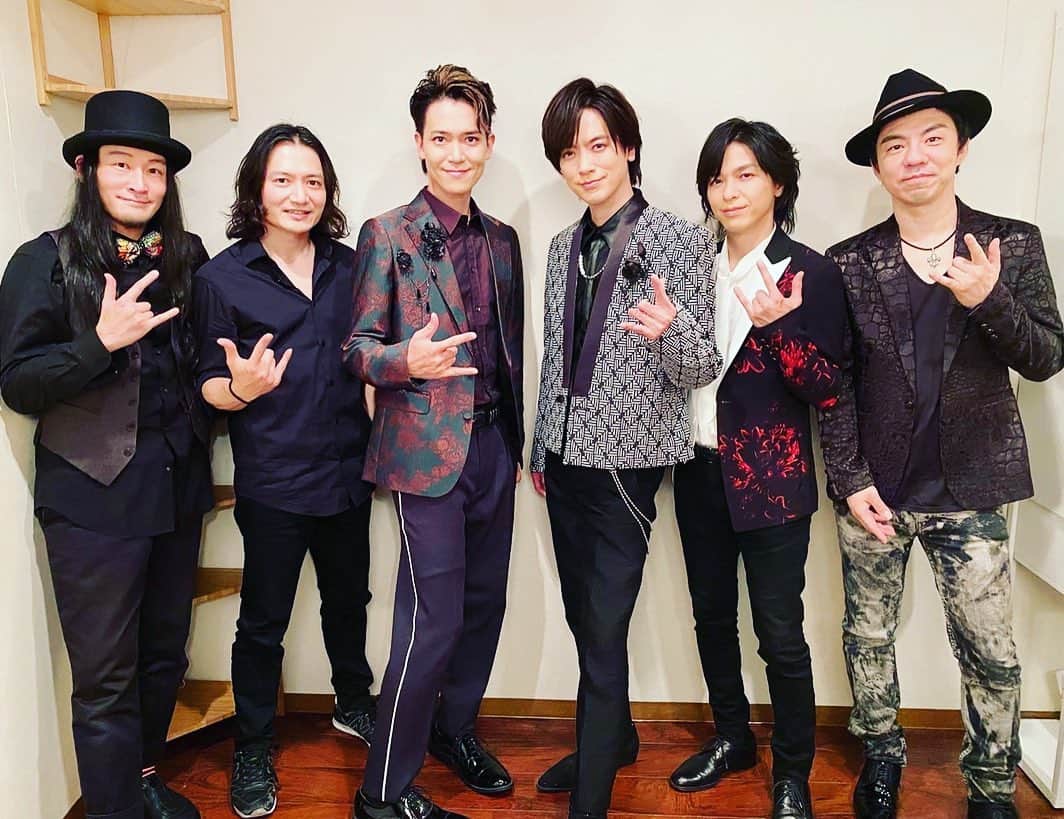 SHINPEIのインスタグラム：「2022年5月14日 ⁡ BREAKERZ BIRTHDAY PARTY 2022@COTTON CLUB ⁡ 皆に誕生日のお祝いをしてもらいながら、最高のメンバーと最高の音を楽しむ時間 ⁡ すごくすごく楽しかったです ⁡ そしてこのライブのためにアレンジされた数々のBREAKERZ暴れ曲 ⁡ めちゃカッコよく仕上がったと思います ⁡ あっという間の時間、でも1秒1秒が深く濃い時間でした ⁡ 次はAKIHIDEさんバースデーライブだね その前にベストアルバムのリリース、リリースイベントも沢山あるね ⁡ 夏まで止まらないね、思い切り駆け抜けよう！ ⁡ ありがとう！」