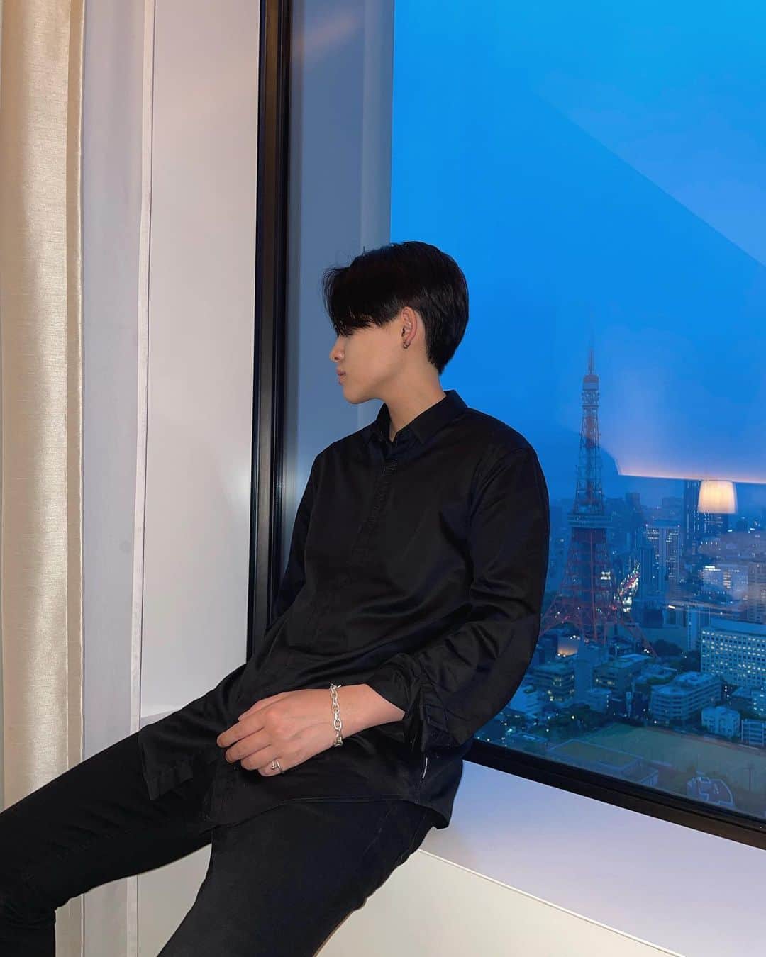 AYUMUのインスタグラム：「. このシャツの素材すき🫶🏻」