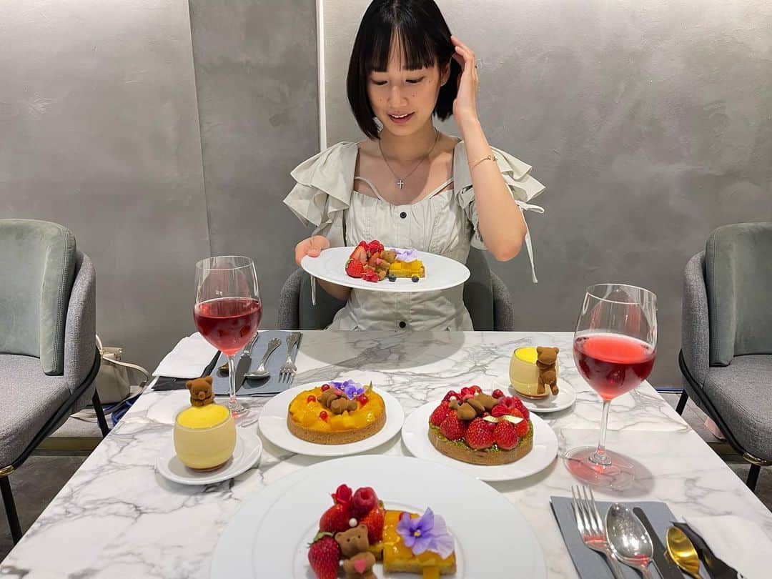 高嶋香帆のインスタグラム：「まきちゃんとLOUANGE TOKYO LE Muséeの一周年イベントへ🧸💓  いつもは居酒屋で乾杯している私達ですが、 こんな可愛い空間にも憧れる乙女心はあるのです💁‍♀️  スイーツは見た目の可愛さだけでなく、味もとても美味しかった🥺🥺🥺💓  #ルワンジュ東京ルミュゼ　#一周年 #louangetokyolemusee　#anniversary #louangetokyo　#ルワンジュ東京 #パンケーキ　#pancake」