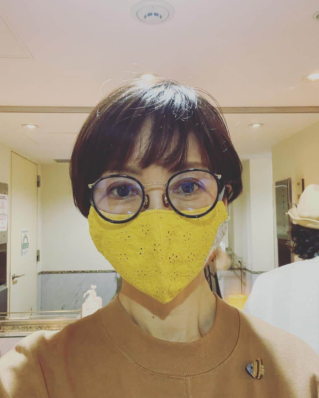 塩田真弓さんのインスタグラム写真 - (塩田真弓Instagram)「近所のお寿司屋さんにて  「さび抜きですか」  と聞かれ大苦笑  冗談でしょ？と振り返ると  大ベテラン職人さん  大真面目だったのでした  お寿司も笑いも  ご馳走様でした😋  #何歳　に見えますかとは聞けず🥳 #大ベテラン　職人さんから見れば、はい、まだまだ修行させて頂きます」5月14日 22時40分 - mayumi_shiota_