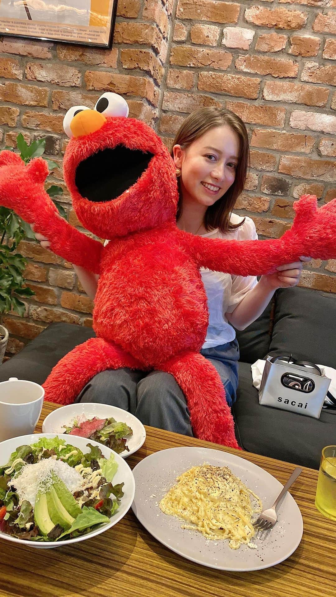 ドーキンズ英里奈のインスタグラム：「表参道のAppleの通りを曲がって奥へ進んだ右手に、穴場のカフェ見つけたよ❤️  #カフェテリアエス表参道 #表参道グルメ　#表参道ランチ　#表参道ディナー　#表参道カフェ #夜カフェ」