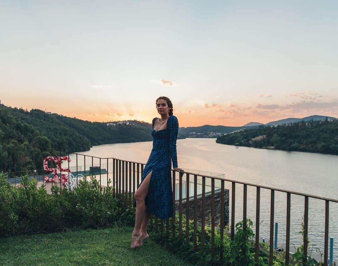 サラ・サンパイオのインスタグラム：「Reminiscing my 30th bday in this magical place and already dreaming  about my next trip to Portugal to explore the Octant Vila Monte in Algarve. ☺️  A relembrar os meus 30 anos neste lugar mágico e já a sonhar com a próxima ida a Portugal e ao Octant Vila Monte no Algarve!!!!  #Octant #OctantHotels #Ad  @octant.hotels @octant.douro @octant.vilamonte」