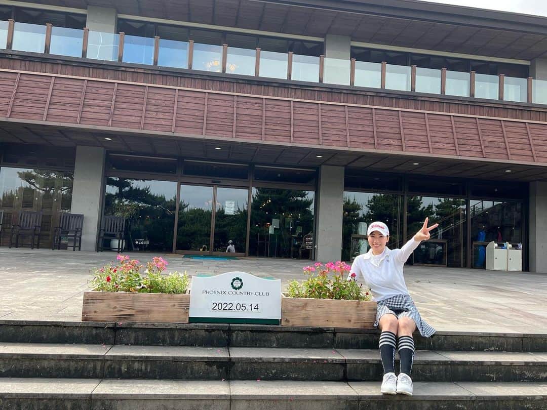 野口彩未のインスタグラム：「ひっさびのフェニックスで ひっさびさに7バーディー💚💚 でもスコアはギリギリアンダーでした🥲 アンダーだからよしとしよう。😆 それにしても7バーディーは嬉しすぎる✌️💚💚💚💚💚  #ラウンド #トレーニング #美味しいご飯 #マッサージ #温泉 1日で充実し過ぎました🥳 明日もラウンドできるから楽しみ、頑張ろ🤭」