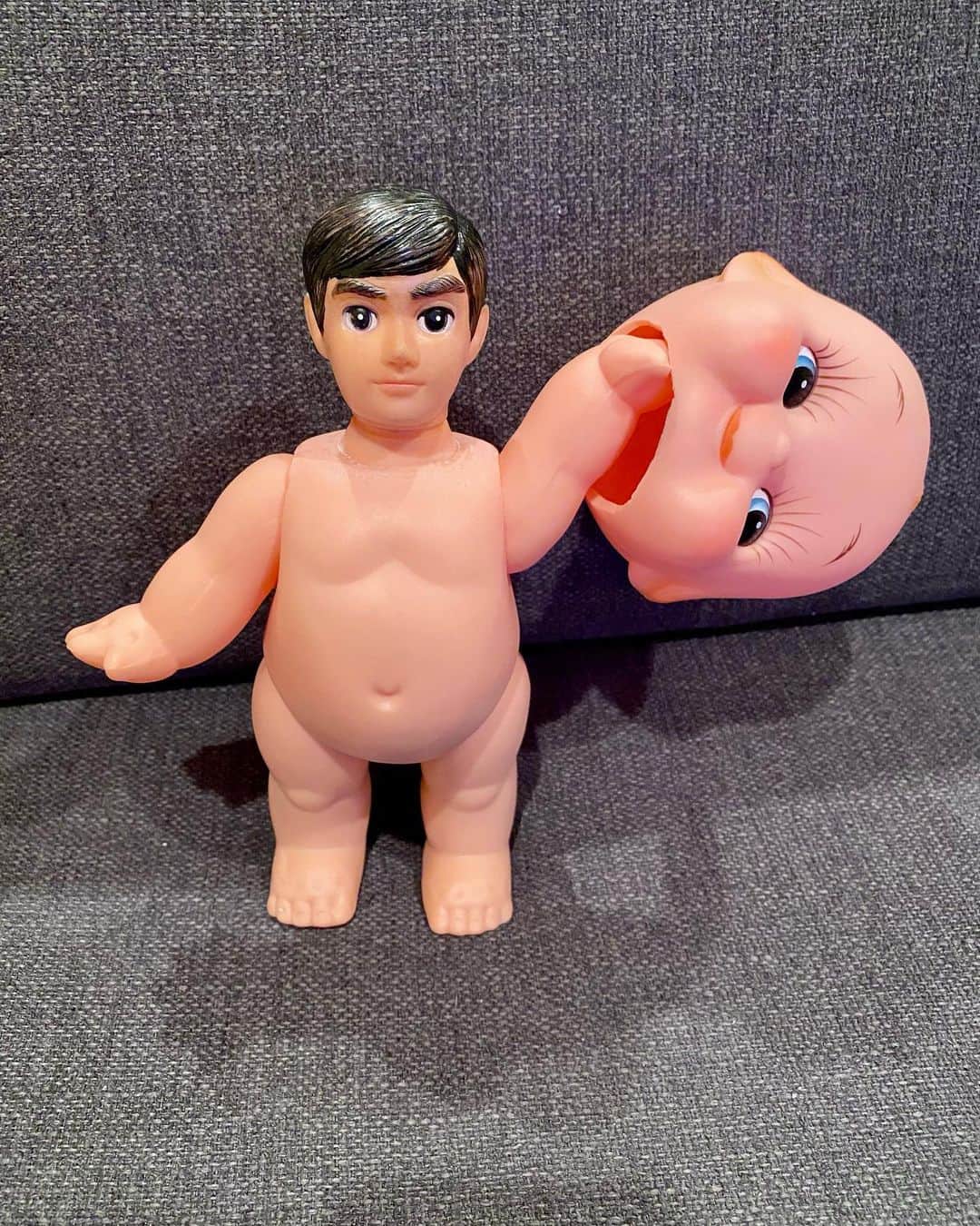 のインスタグラム：「久しぶりの投稿になります。  最近は、僕が子供の頃に遊んでいた昔のソフビ人形を集めてまして、その中でも顔のお面が取れるシリーズに熱を入れています。 お面が取れるのは仮面ライダーやウルトラマンなどなどありますが、どれもビンテージ品なので高額な物になってしまっていて簡単には買えません。 なら、自分で作ればいいと思い、 比較的手に入りやすいキューピーちゃんを買ってその面とれをがんばって作ってみました。 パチ物だけど個人的にはとてもかわいいです。  #ソフビ #面とれ #パチ物 #インディーズソフビ #顔に顔被せ #顔とって顔 #足の裏にひらがなの名前を書く #キューピーちゃん」
