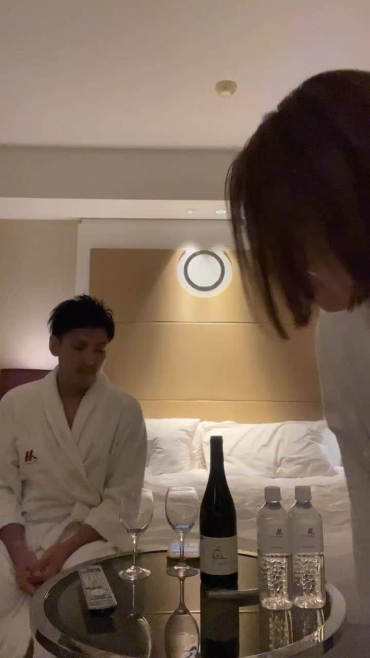 ありさ・あげまんクリエイターのインスタグラム：「❥❥❥  ナイケルと 初インスタライブ✨  たくさんコメントありがとうございました🥰  #ありケル物語 #カップル #カップルチャンネル #YouTube #カップルyoutuber #カップルyoutube #カップルyoutuber好きな人と繋がりたい #インスタライブ #カップルインスタ #ホテルステイ #東京マリオットホテル #マリオットボンヴォイ #マリオットホテル #マリオットホテル東京 #ワイン好きな人と繋がりたい #ワイン好き」