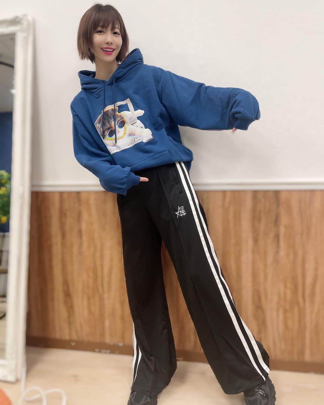 愛美のインスタグラム：「履きやすーい！！ #ootd #パーカー声優」