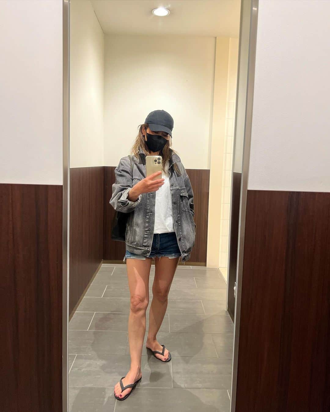 mitsuxmitsu24のインスタグラム：「I still don’t get what you’re thinking  * * 海から一度家に戻り家族で買出し。 子供達に「ママって何考えてるかわかんないよね」と言われ「どういう意味よ？」と聞いたら「そういう意味だよ」って。 * まぁまぁどうでもいい話w * * #ずっと思ってたのか #自分では単純でわかりやすいと思ってた #サーファーあるある #あるあるなのか？」