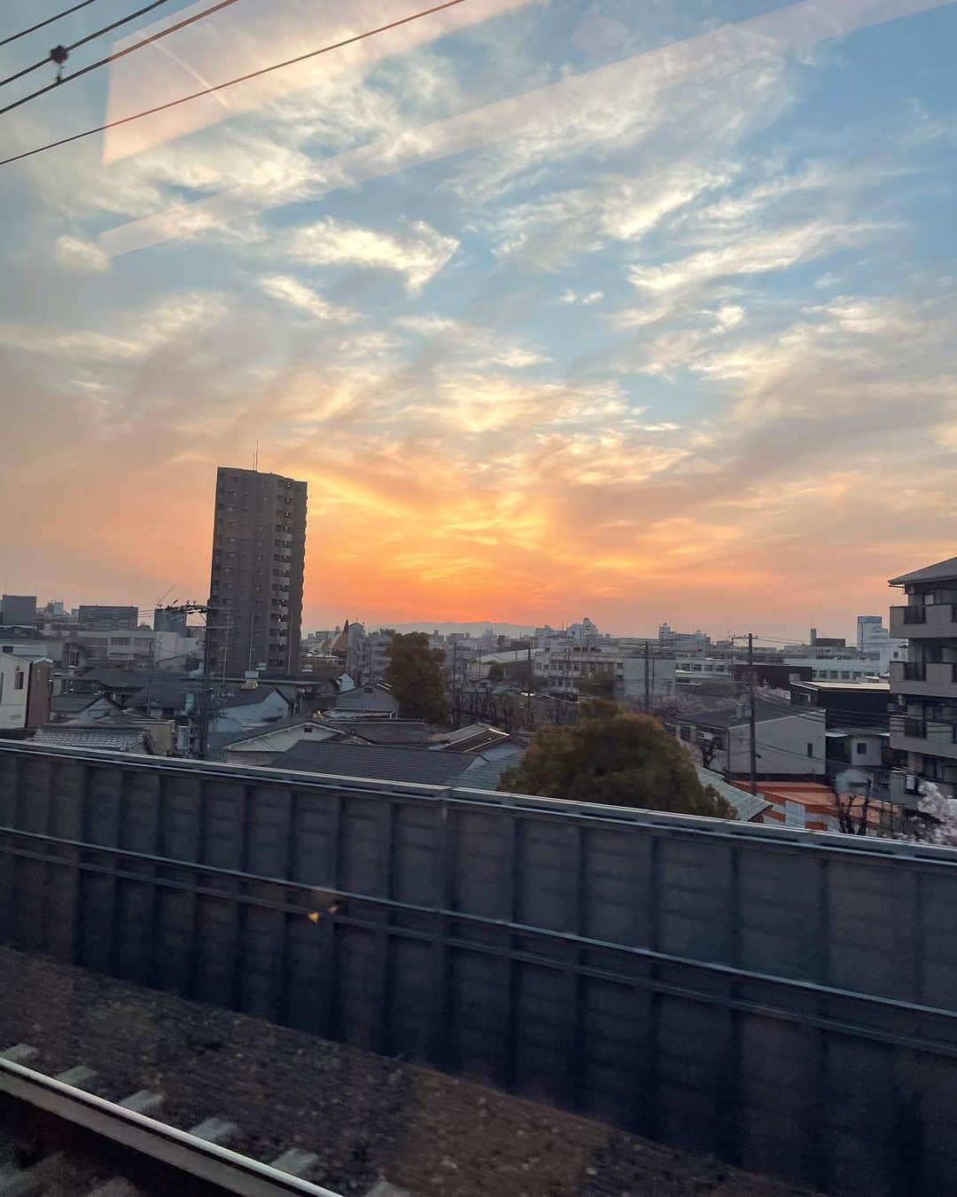 かのあい。さんのインスタグラム写真 - (かのあい。Instagram)「新幹線は窓際派🚄ᐝ どこか分からへんけど、 空がきれかったから撮った写真❤️」5月14日 23時56分 - _aiai.com_