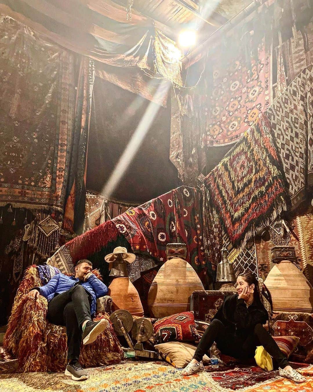 Yuriyaのインスタグラム：「入った瞬間、ここの見張りと勘ぐり合い爆 最後は仲良し🥺🫰  #誰もいなくて最初ちょとおびえ #魔法の絨毯  #カッパドキア #cappadocia #turkey」
