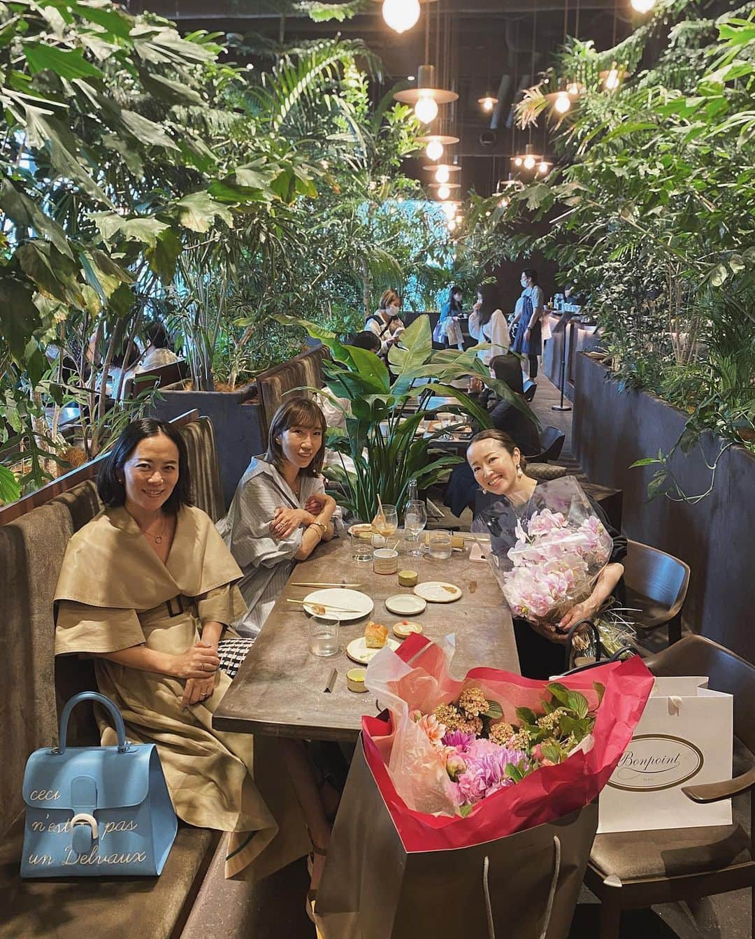 翁安芸さんのインスタグラム写真 - (翁安芸Instagram)「Lunch with these amazing ladies @keikosasaki_mylan @kayokohirao 🌿✨  尊敬する敬子さんと香世子さんとのランチ✨ いつも学びの多い時間🤍 素敵なお花とプレゼントでお祝いまでしていただき感動です🥹💖   GYRE Omotesando4階の緑に囲まれたレストランの空間が気持ちよく、お食事も美味しかったです🍽 表参道を見下ろせるテラス席もおすすめです🌿  そして、雨の日でもとってもお洒落なお二方を撮影✨✨   マイランのトレンチ(紺色もあるそうです)をドレスにして着こなし、ブルーのデルヴォーのバッグの組み合わせが最高な香世子さん💙✨  敬子さんラフなシャツワンピに、マイランの濃紺のコクーンジャケットがカッコよく！！私も即オーダー🤩 ボッテガのニーハイブーツとパテントブルーのバッグも真似したいくらいです💙✨  #powerlunch #gyreomotesando #mylan #マイラン #delvaux #デルヴォー #デルヴォーブリヨン #tokyo #akiweng #greattime」5月15日 10時36分 - akinyc