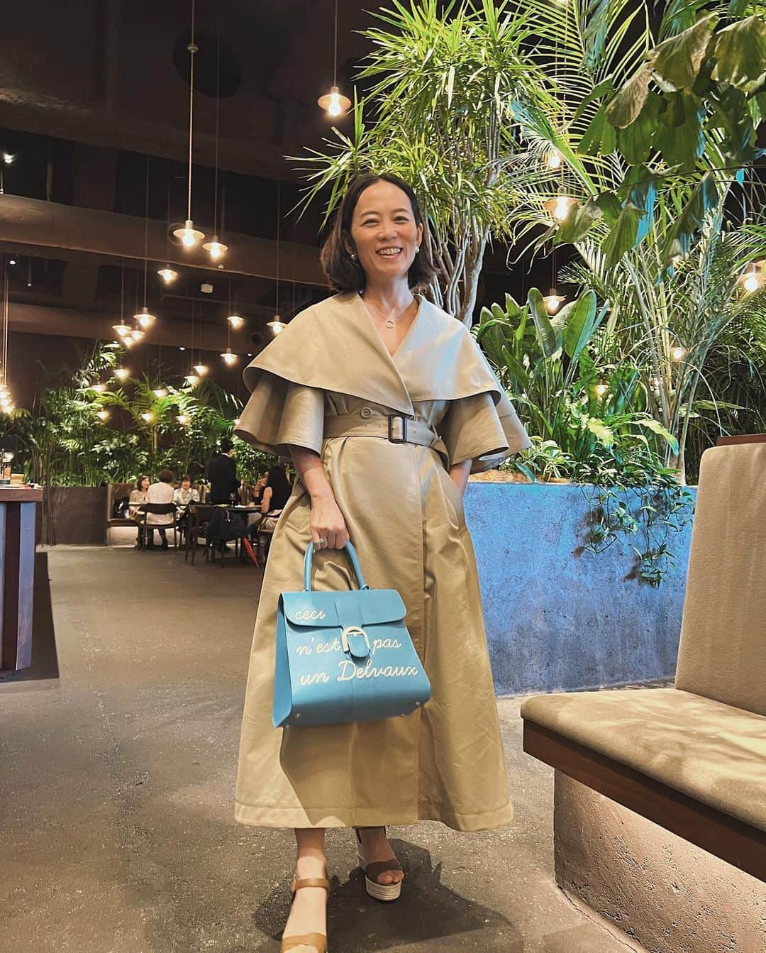 翁安芸さんのインスタグラム写真 - (翁安芸Instagram)「Lunch with these amazing ladies @keikosasaki_mylan @kayokohirao 🌿✨  尊敬する敬子さんと香世子さんとのランチ✨ いつも学びの多い時間🤍 素敵なお花とプレゼントでお祝いまでしていただき感動です🥹💖   GYRE Omotesando4階の緑に囲まれたレストランの空間が気持ちよく、お食事も美味しかったです🍽 表参道を見下ろせるテラス席もおすすめです🌿  そして、雨の日でもとってもお洒落なお二方を撮影✨✨   マイランのトレンチ(紺色もあるそうです)をドレスにして着こなし、ブルーのデルヴォーのバッグの組み合わせが最高な香世子さん💙✨  敬子さんラフなシャツワンピに、マイランの濃紺のコクーンジャケットがカッコよく！！私も即オーダー🤩 ボッテガのニーハイブーツとパテントブルーのバッグも真似したいくらいです💙✨  #powerlunch #gyreomotesando #mylan #マイラン #delvaux #デルヴォー #デルヴォーブリヨン #tokyo #akiweng #greattime」5月15日 10時36分 - akinyc