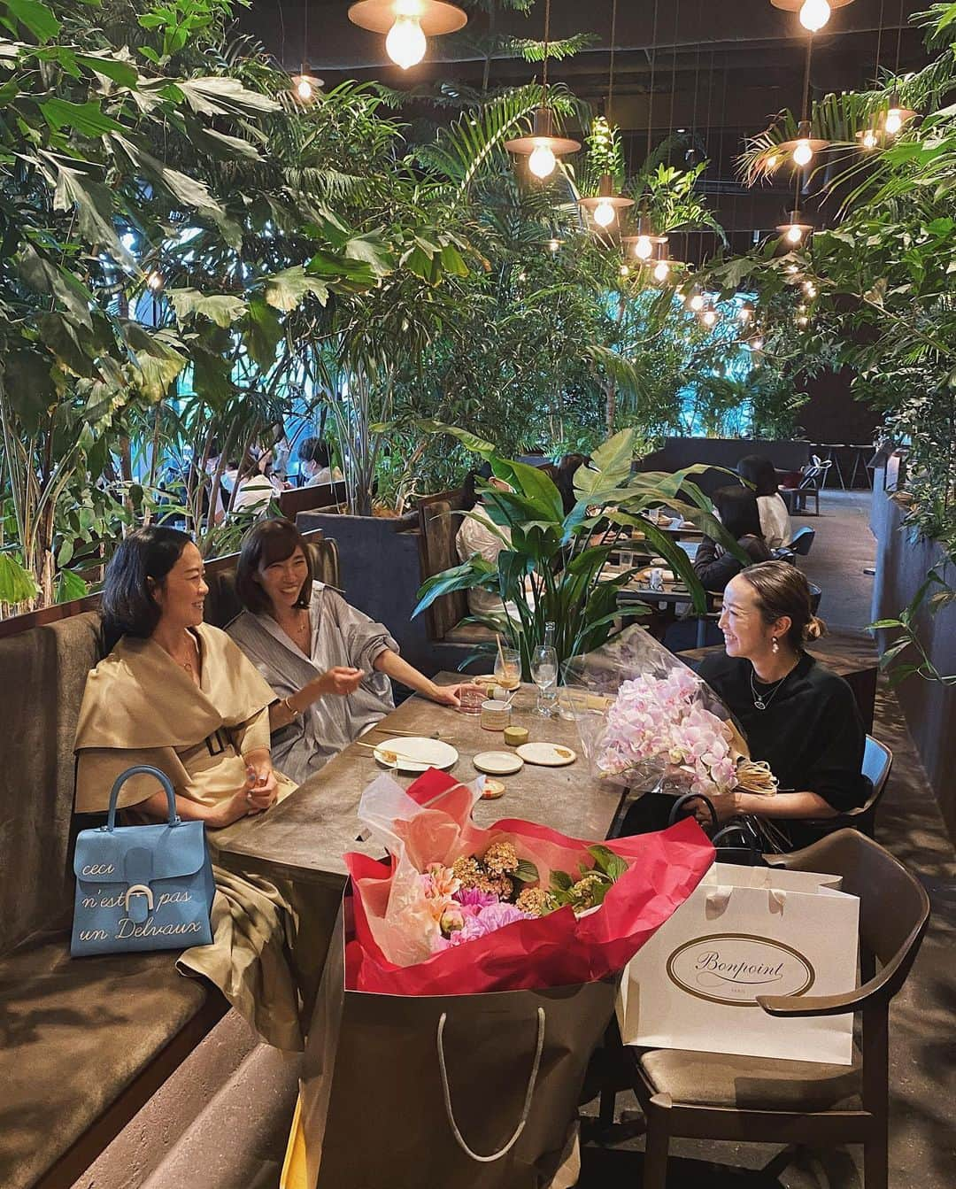 翁安芸さんのインスタグラム写真 - (翁安芸Instagram)「Lunch with these amazing ladies @keikosasaki_mylan @kayokohirao 🌿✨  尊敬する敬子さんと香世子さんとのランチ✨ いつも学びの多い時間🤍 素敵なお花とプレゼントでお祝いまでしていただき感動です🥹💖   GYRE Omotesando4階の緑に囲まれたレストランの空間が気持ちよく、お食事も美味しかったです🍽 表参道を見下ろせるテラス席もおすすめです🌿  そして、雨の日でもとってもお洒落なお二方を撮影✨✨   マイランのトレンチ(紺色もあるそうです)をドレスにして着こなし、ブルーのデルヴォーのバッグの組み合わせが最高な香世子さん💙✨  敬子さんラフなシャツワンピに、マイランの濃紺のコクーンジャケットがカッコよく！！私も即オーダー🤩 ボッテガのニーハイブーツとパテントブルーのバッグも真似したいくらいです💙✨  #powerlunch #gyreomotesando #mylan #マイラン #delvaux #デルヴォー #デルヴォーブリヨン #tokyo #akiweng #greattime」5月15日 10時36分 - akinyc