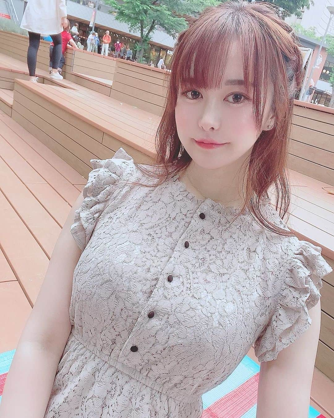 伊藤しずなさんのインスタグラム写真 - (伊藤しずなInstagram)「待ってるね₍₍ ◝(●˙꒳˙●)◜ ₎₎       #グラビア　 #follow  #girl #girls  #happy #cute #me #グラドル自画撮り部  #グラドル　 #グラビアアイドル  #selfie #japanesegirl #声優　 #アイドル　 #model #photo  #photography  #japanese #instagood #instadaily #モデル　 #フォローミー　 #kawaii  #野外撮影  #新宿中央公園  #公園　 #清楚  #清楚系女子  #清楚コーデ  #清楚系」5月15日 10時51分 - shizuna_itoh