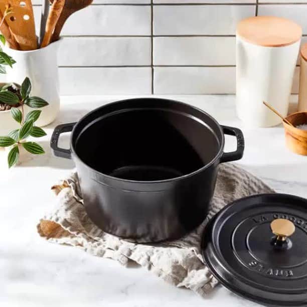 のインスタグラム：「What size cocotte do I need to bake bread? Our cocottes, made of cast iron and designed with tight-fitting lids to trap steam, are beloved for bread making but can stump fans when it comes to finding the right piece for the job. But fret no more: we're happy to share that any cocotte measuring 4 quarts or larger will work splendidly for bread baking. Here, @food52 demonstrates using our 5-quart Tall Cocotte, which has the same diameter as the 4-quart one, to bake up a picture-perfect boule. Shop the tall cocotte, with prices starting at $199.99 for a limited time, at @food52. Tag your loaves with #madeinStaub so we can see what you create.」