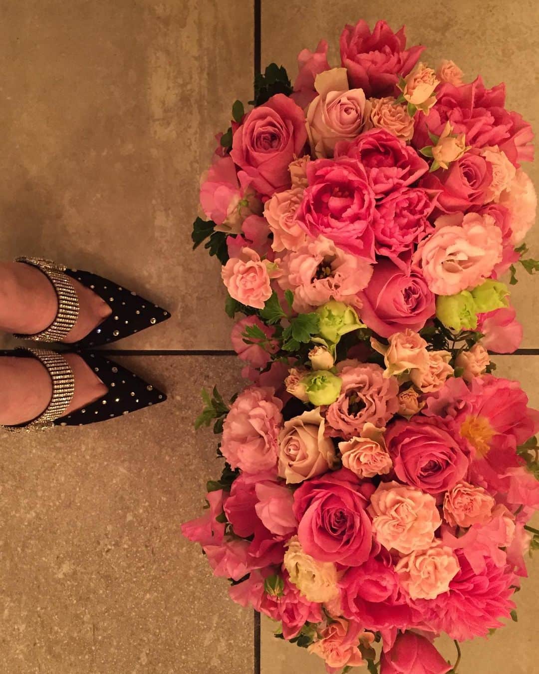 希沙 健康美のインスタグラム：「Spring🌷💐  #jimmychoo #spring #springfashion  #flower #flowers #春 #👠 #👠👠」