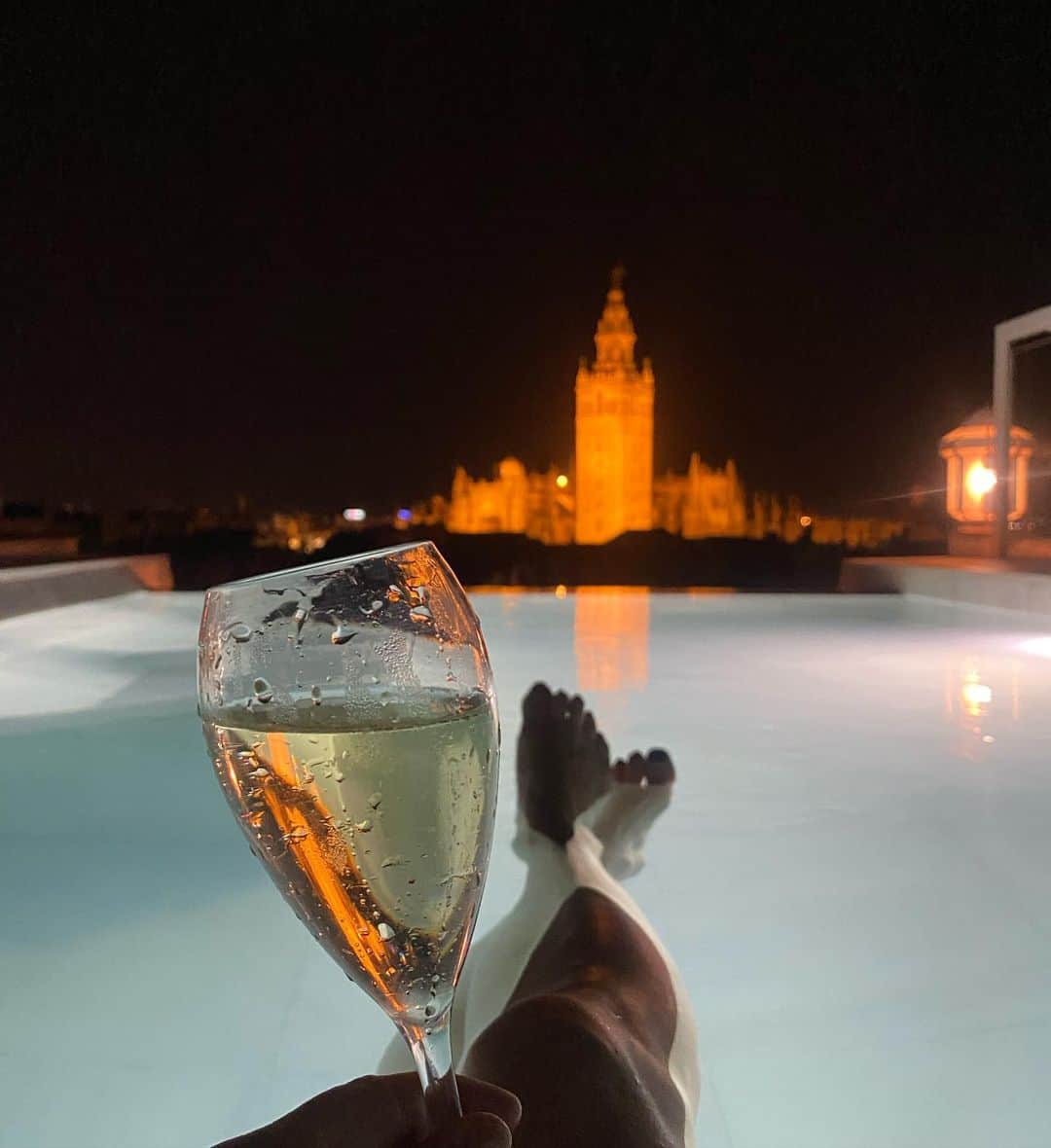 キャサリン・ウィニックのインスタグラム：「Seville you are magical. Thank you for your warm welcome ✨🤍」