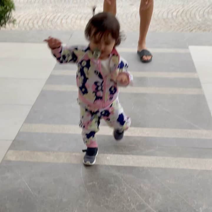 フランコ・ディ・サントのインスタグラム：「En estos primeros pasos de tu vida y cada uno de los q todavía te faltan recorrer, prometemos estar siempre a tu lado hija .. Te amamos 🙏❤️ #amor #love #hija #amorincondicional #teamo」