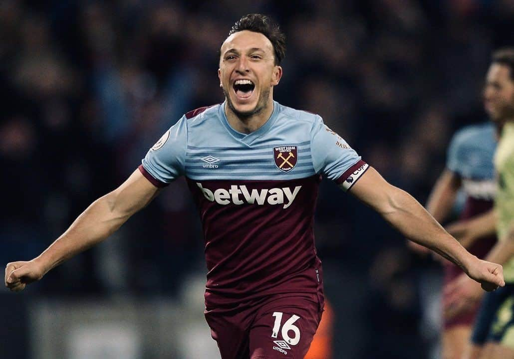 ジェームズ・コーデンのインスタグラム：「8 managers. 3 owners. 2 stadiums. 1 constant. Mark Noble. It’s hard to put into words what Mark means to me and every single West Ham fan. How grateful we are for what he’s given us over the years. He’s been at West Ham United since he was 11. And when he broke into the first team, and then became captain, Through the good times and the bad, he always represented us, the fans. He was one of us out there in the middle of the pitch. I’m not sure it will hit me that this is his last game in London until next the first game next season when he’s not there. He’s just never not been there? Not many players get to make their own decisions and decide how they want to go out, and I’m immensely proud of him today. To go out in a packed stadium who will be singing his name from start to finish, not many can say they experienced that. I’ve been lucky to get to know Mark over the past decade and immensely proud to call him a friend. They say you should never meet your heroes, whoever said that never met Mark Noble. Thanks for everything you’ve given to West Ham Nobes. You’ll never know how much it’s meant to all of us. Soak it in today, here’s to the future! COYI」