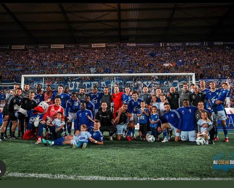 ケヴィン・ガメイロさんのインスタグラム写真 - (ケヴィン・ガメイロInstagram)「Enoooorme ambiance dans un stade en 🔥  🔵⚪️ 💪🏻」5月15日 7時43分 - kevingameirooff