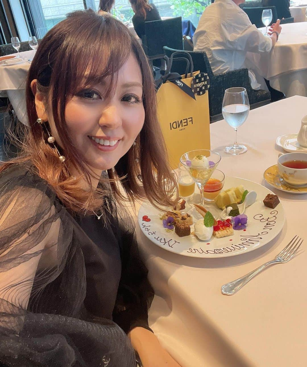 ikuさんのインスタグラム写真 - (ikuInstagram)「おはよーございます🌷 ・ 素敵なレストランでお祝いしてもらいました😊💕 いずみちゃんありがとう❣️❣️  @i.i.tee   ・ デザートも盛り沢山でお腹いっぱいに🥰 ・ ほんとにいつも面白くてずっと笑ってたような気がする🤣💘 癒された〜✨✨ 次は愛車で一緒に撮ろうね～🚗³₃ 最後のてるてる坊主の写真は雨だからっていずみちゃんが手作りで持ってきてくれたー❤️ 気持ちが嬉しい～😊✨ ・ またリールもします〜 ・  tops  @doublestandard_official  new✨ skirt  @miele.official  new✨ ・  ・ #大阪グルメ#北浜ランチ #お誕生日#ありがとう#嬉しい #osaka#gourmet#アラフィフ#アラフィフ女子#アラフィフファッション#50代ファッション」5月15日 8時06分 - cheriee515