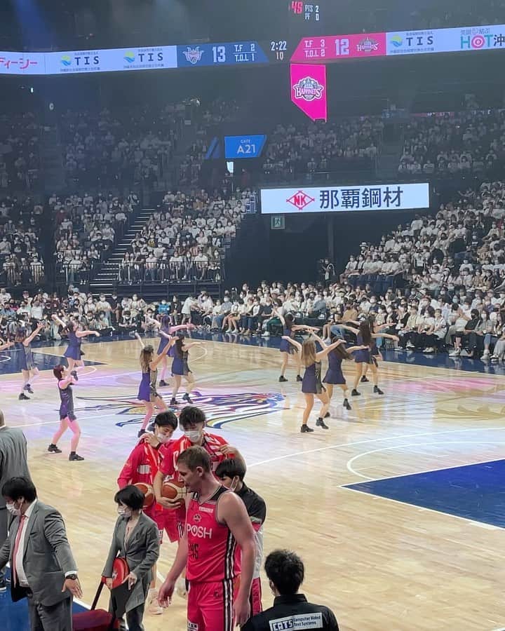 クニヨシTVのインスタグラム：「琉球ゴールデンキングスとかけまして ジャグリングをする隆盛と解きます。 その心はどちらも最高（西郷）のエンターテイメントです。  初恋クロマニヨン憲吾 ノーブレーキあゆむ ありがとう😄また行きましょう！ @hatukoi_kengo  @g_ayumu   #琉球ゴールデンキングス  #秋田ノーザンハピネッツ  #団結の力  #Bリーグ#Bリーグ観戦 #championship #キングスダンサーズ #ゴーディー #マスコット #好きな食べ物タコライス #苦手な人 #中に人が入ってるか背後のチャックから確認してくる小三」