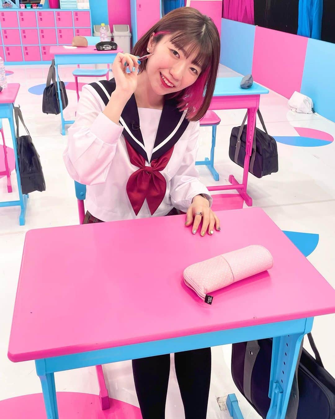 ぱいぱいでか美のインスタグラム：「呼び出し先生タナカ👨‍🏫見てね！ . フジテレビ『呼び出し先生タナカ』出演しています！ このあと20時から2時間スペシャルです✏️ ガチの学力テスト！何年振りだろうか！ 最近コメンテーターの仕事を頂くこともあり 知的ぶってますので…………… どんな感じになったか是非見てください✌🏻😭✌🏻 TVerでの配信もあるみたいです❣️ 教室カラフルで可愛かった💗💙 . #呼び出し先生タナカ #でか美ちゃん」