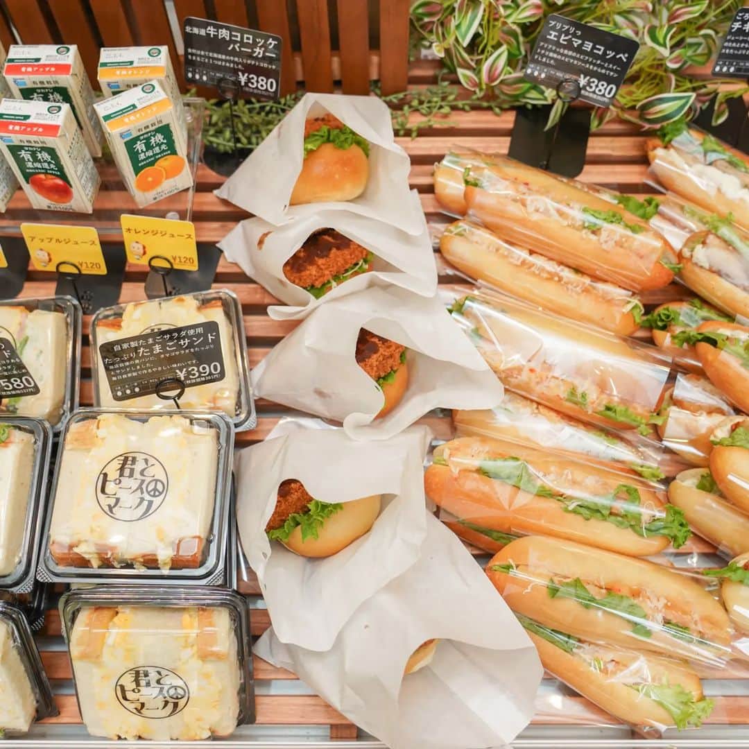 岸本拓也さんのインスタグラム写真 - (岸本拓也Instagram)「=bakery= 美味しいパンのある生活は 幸せと笑顔と平和をもたらします。美味しいものを食べてるときって怒ることないですよね。 ねぇ今日も君とピースマーク。 #君とピースマーク #大阪市淀川区 #パン屋で街を元気にします」5月15日 19時24分 - bakery_producer