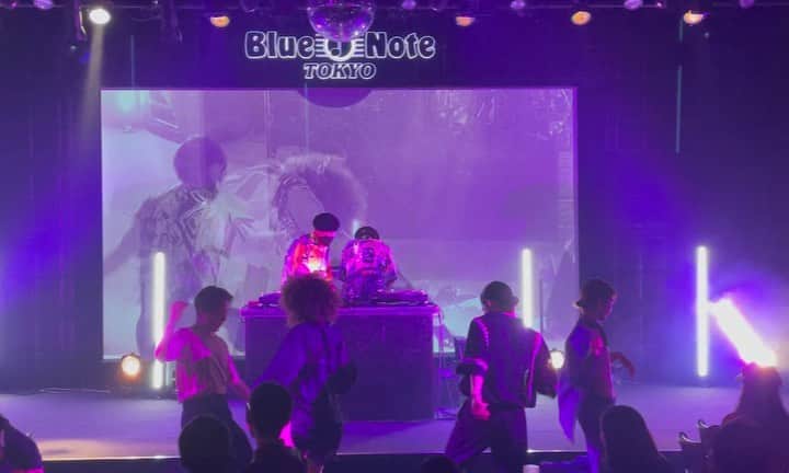 古屋空のインスタグラム：「Blue Note Tokyo Captain Vinyl DJ NORI&MURO  よしえさんに習って10年経った今、こうして素敵なステージで音楽で遊べるようになれたことが本当に宝物だと実感した1日でした。 party groove最高。。。 昨日を思い返すだけで はぁ〜〜と心が満たされます。  Blue Note Tokyoという特別な空間で、レジェンドのお二方が流す音楽で、いつもかっこいい背中を見せてくれるよしえさん、そしてその背中を見てきた同士のコトナとソラキと踊れたのは感無量でした。声をかけて下さったよしえさんに感謝です。ありがとうございます。  気付いたら2時間半も踊り続けていました(笑笑) あのような場所でDJさん、お客さん、スタッフさん、照明さん、みんなが音楽を感じて、踊っていたあの景色は僕が憧れていたもの、いやそれ以上でした。最高に幸せを感じれました。やはり音楽、ダンスはたまんないです。」