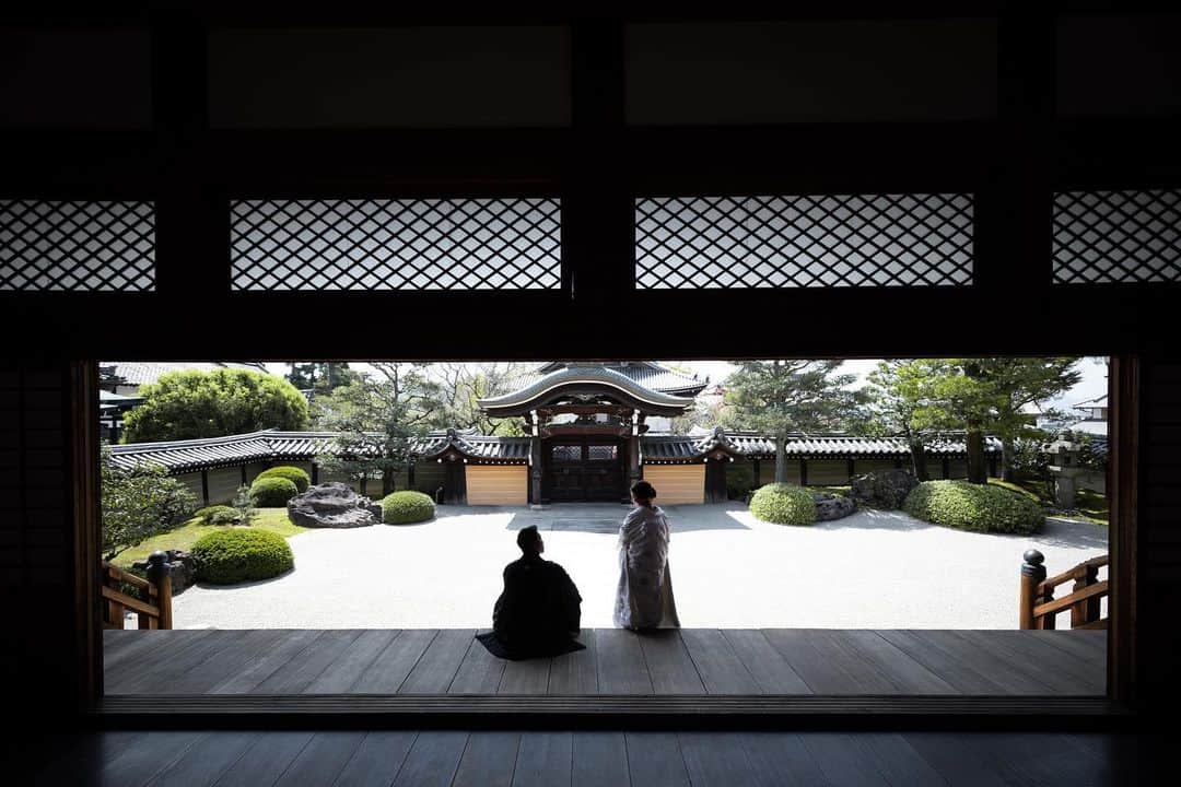 のインスタグラム：「. エニシさんでの前撮りでお願いした場所は 京都にある金戒光明寺さん🎶💭 . 境内には撮影でしか特別入れない場所や お祝いもしてもらい、普段じゃなかなか 出来ない経験をさせてもらいました☺️👏 それもエニシさんだからこそ出来た事で、 前撮り探しを沢山した甲斐がありました❣️ . ありがとうございました♡ . . . @enishi_photo_wedding  make up @hairmaketamu  photo @enishi_photo_wedding  . . #enishi #enishiphotowedding #weddingphoto」