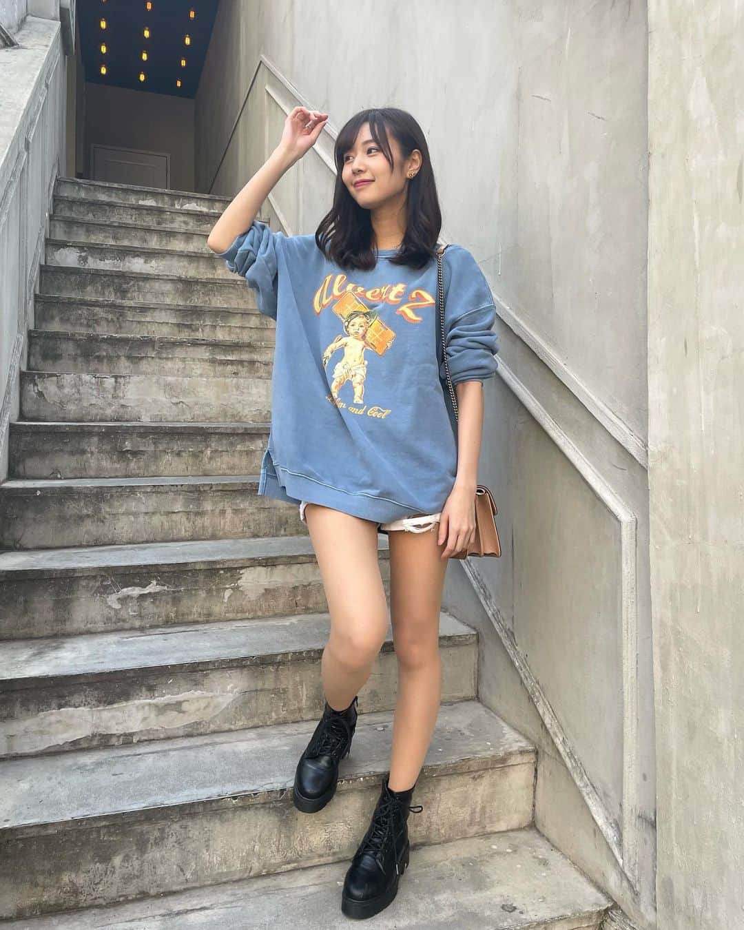 杉浦みずきのインスタグラム：「. オーバーサイズのゆるいトレーナー可愛い❤️ 最近こっちの系統の楽さから抜け出せなくてオフのときはついラフにしちゃう😂 ・ ・ @alvertz_official」