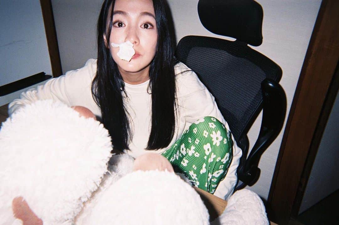 矢野由希子のインスタグラム：「花粉のせい🤧🤧🤧🤧  #事務所 #不意打ち #写ルンです」