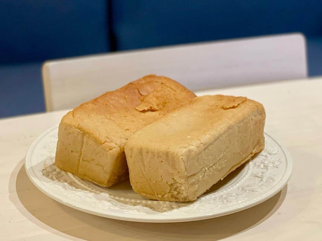 桂依央利のインスタグラム：「こんばんは！ なんでパンやねん🍞と思いましたか？ ぼくは小麦のものは食べないので、本当はパン食べないんですが、このパンは米粉で出来てるやつなんです！ ココナッツシュガーをのせたり、チーズとピザソースでピザトースト風にして食べるのがぼくのお気に入りです👍🏻  いつも治療でお世話になっている八木さんが作ってくださいました！！ 前回2本買わせて貰ったんですが、今回は3本かいました。笑 毎日食べても飽きない美味しさです。  来週の日曜日(5/22)、13:00〜16:00でマルシェを開催するらしく、そこでも購入可能とのことでした！  予約販売もできるみたいで、来月の開催は6/11の土曜日ですが、6/9木曜日まで予約可能みたいなので、気になる方、ぼくが大好きな米粉パンってどんなんなんやろ？と食べてみたい方は @total.conditioning  @team.butterfly.effect  こちらのアカウントから聞いてみてください^ ^  また焼いたパンも載せてみます🥪  つけたしになってしまいましたが、もう体調は万全ですのでもう少しお待ちください🙏🏻💯  #米粉パン #無添加 #無添加米粉パン #無添加パン #ココナッツシュガー #ピザトースト #パン大好き #お米パン #中日ドラゴンズ #桂依央利 #butterflyeffectmarche #マルシェ」