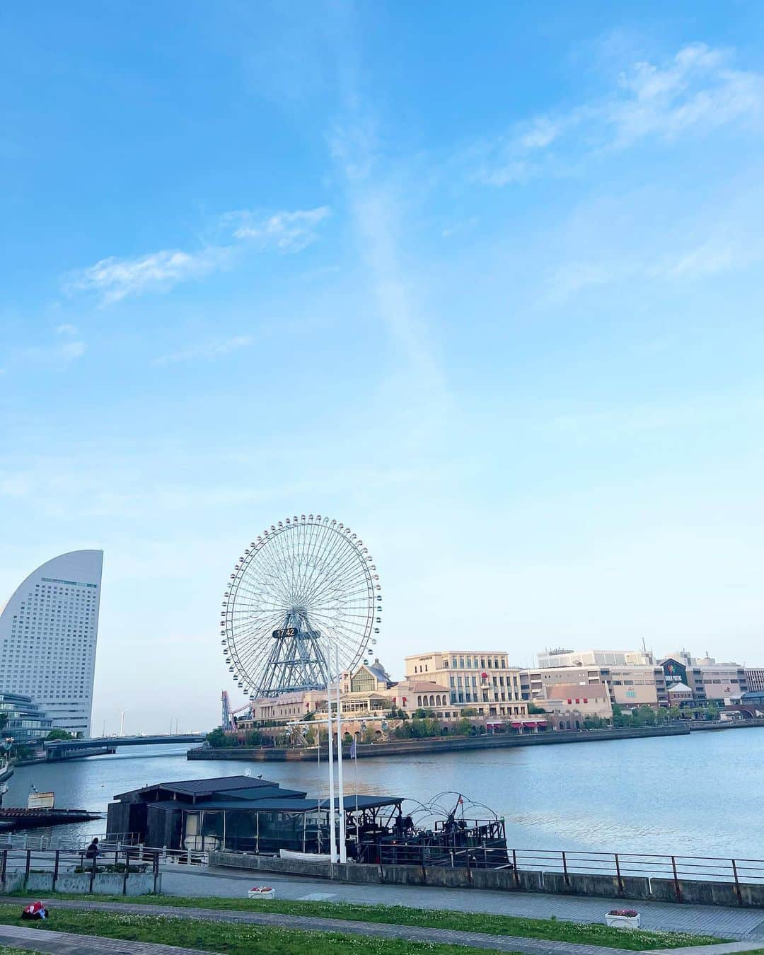 三海裕弥さんのインスタグラム写真 - (三海裕弥Instagram)「Hi! How are you?✌︎☺︎ What is your Ferris wheel memory🎡 ・ 久しぶりに観覧車乗りたい...🫠 #みなとみらい #ferriswheel」5月15日 20時12分 - kapetayo_yuya