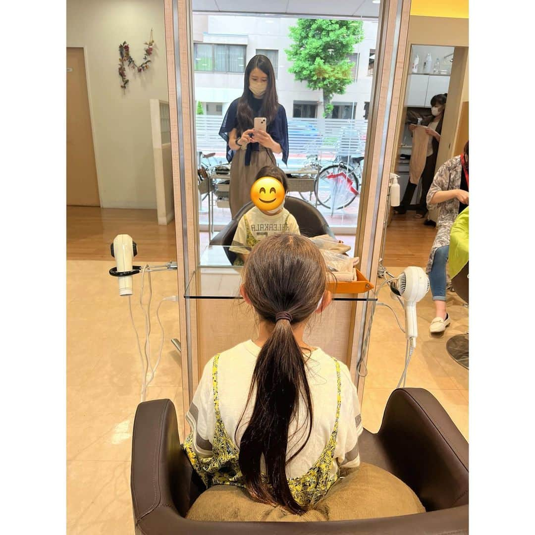 望月みさのインスタグラム：「なのちゃん6歳0ヶ月…。 生まれてからずっと伸ばして来た髪の毛😁  これまで私自身が何度もヘアドネーションをしていて、なのちゃんが前に髪の毛を切りたいと言った時に、その話をチラッとしたらすごく興味を持って〝なのちゃんもヘアドネーションする‼️〟と自分で決めたんです⭐️  お友達や姪っ子が髪の毛を切るのを見ては〝なのちゃんも早く切りたい‼️〟と言いつつも、ヘアドネーションへの目標は揺るぐことなく、定規で測っては〝あとどれくらい❓〟と確認して….。  よく我慢して頑張りました🥹 一度も切ったことないから余計になかなか伸びるのが遅く💦　  念願叶ってのカット✂️  本当に意志を強く頑張りました🥲✨ とても誇らしく思います🧡  サロンの方もとても親切で、初めての美容室デビューもとても素敵なものになりました☺️  初めて記念日⭐️おめでとう🎉  #6歳0ヶ月　#初めてのカット✂️ #美容室デビュー　#ヘアドネーション　#初めて記念日　#🧡」