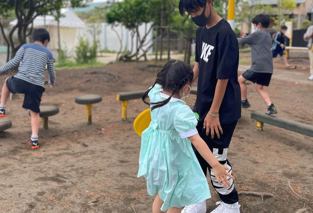 鈴木六夏さんのインスタグラム写真 - (鈴木六夏Instagram)「うちの僕ちゃん☺️  公園一緒に来てくれて お父さん並みに妹を注意して見ててくれる。けっこういいヤツ〜☺️  最近は会話の内容が一気に大人びてきて、 子育ての終わりが近づいていることを感じる….  最後、全力で一緒にいようって思う。  #ヘアアレンジが最近の彼の最大テーマ😂 #直してあげてる2枚目😂」5月15日 20時35分 - rikuka.62