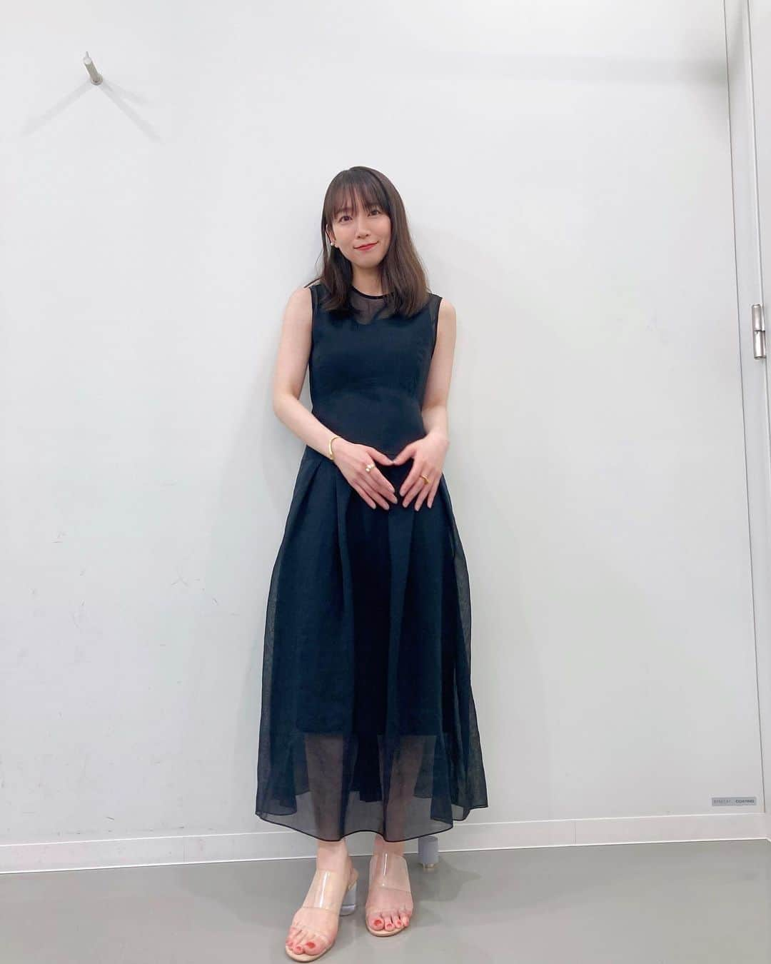 吉岡里帆（マネージャー）のインスタグラム：「📣この後21時からは〜！！ 日テレ「行列のできる法律相談所」に吉岡さんが出演します🤝❤️‍🔥  番組公式SNSにフワちゃんさんとの衣装真逆姉妹動画も載ってるのでぜひ見て下さいね😉笑  #ハケンアニメ @hakenanime2022  #いつかの吉岡さん  hair&makeup @nobusawahitoshi  styling @ainomasaki   dress @lecielbleu_official shoes @JACK_JOAT @MOLLINISHOES earcuff @mimucreate bangle @do_la.official ring（square」　@do_la.official ring（pearl）@masaejewelry」