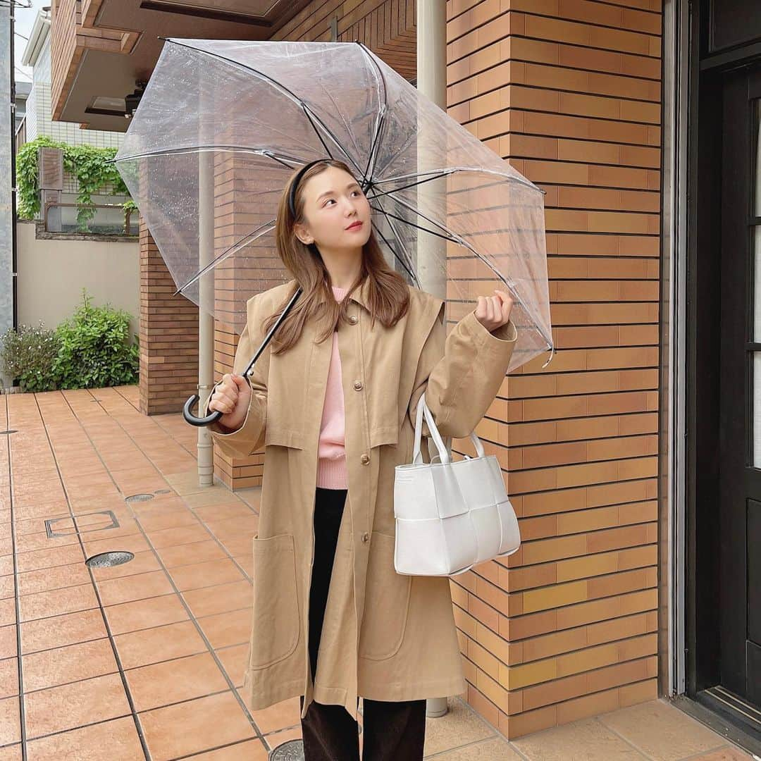 ひよんさんのインスタグラム写真 - (ひよんInstagram)「☔️🌤  最近少し天気がよくなくて気分も🫠って感じだった😂 みんなの雨の日でも気分があがる方法教えて〜🥰  お洋服はこちら💛 ●トレンチコート @9unq.official  ●ピンクニット @9unq.official  ●デニム @studious_official  ●バッグ @bottega.men  ●スニーカー @niketokyo   #ひよん #ひよん服 #9unq #クアンク」5月15日 11時58分 - cchan_fee4