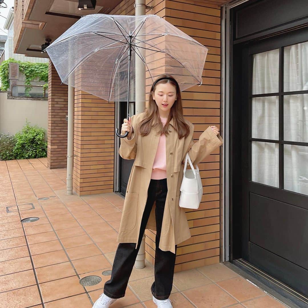 ひよんのインスタグラム：「☔️🌤  最近少し天気がよくなくて気分も🫠って感じだった😂 みんなの雨の日でも気分があがる方法教えて〜🥰  お洋服はこちら💛 ●トレンチコート @9unq.official  ●ピンクニット @9unq.official  ●デニム @studious_official  ●バッグ @bottega.men  ●スニーカー @niketokyo   #ひよん #ひよん服 #9unq #クアンク」
