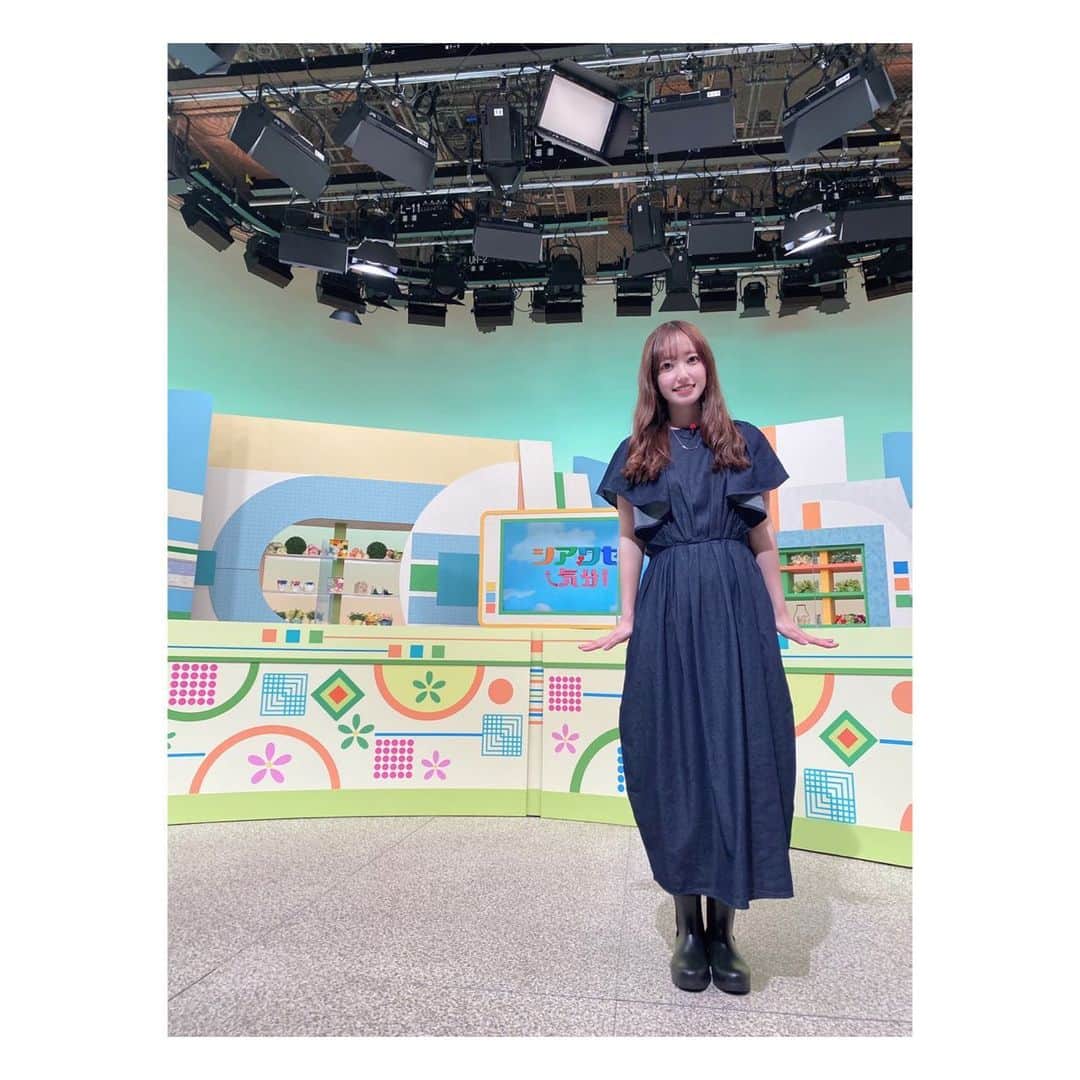 石井奏美のインスタグラム：「昨日のシアワセ気分の衣装です✨ ワンピースの形がコクーンで可愛かった💓  The夏な服すぎてまだ寒かったですが、おしゃれは我慢🙆‍♀️笑  #岡山#香川#アナウンサー#衣装」