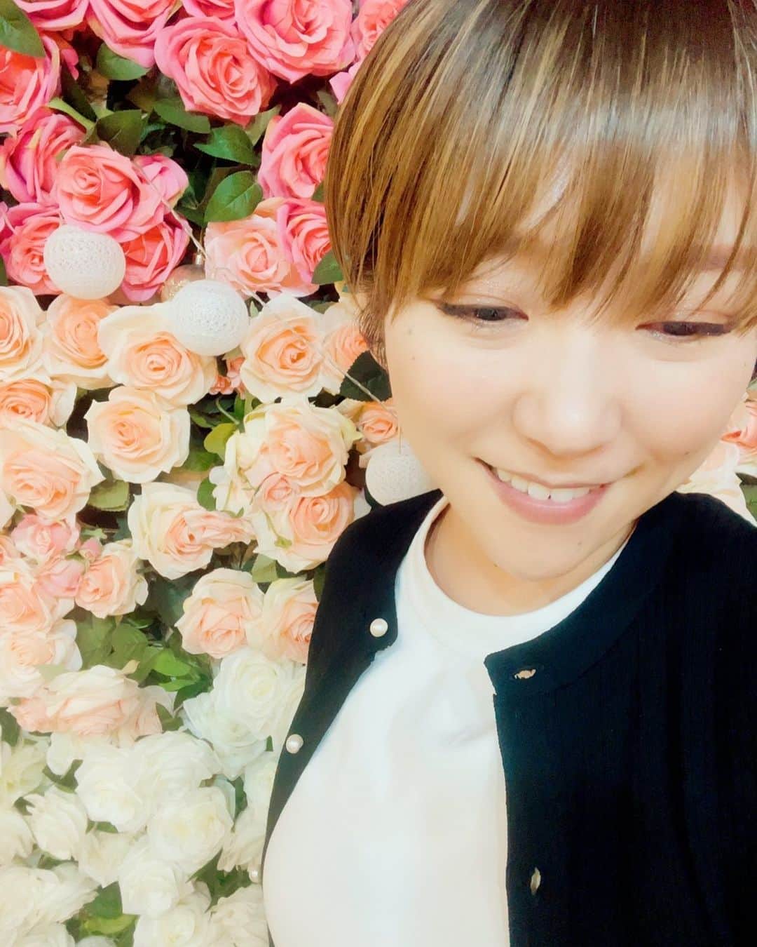森山愛子のインスタグラム：「はにかみ。  #はにかみ #smile  #花 #flower  #演歌歌手 #森山愛子」