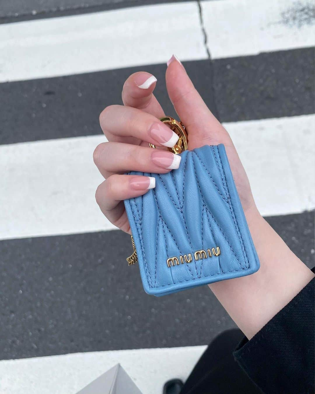 スミス楓のインスタグラム：「握りしめて歩いてた🫠 #フレンチネイル って無敵かわい💅🏻🫶🏻  miu miuのAirPodsケース🧊 前に @saori_0425 から誕プレでもらったの proも入るからずっと使ってる♡」