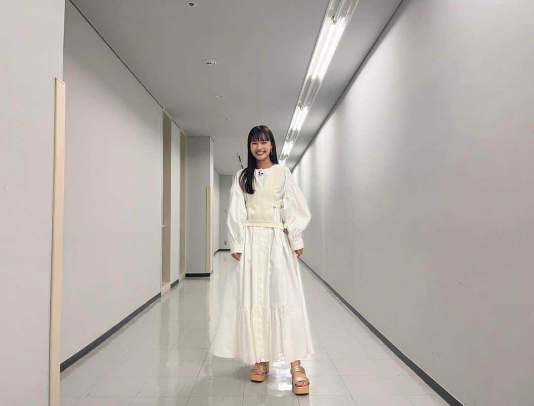 新井舞良のインスタグラム：「今夜22:00〜【日曜日の初耳学】に出演しています😽  とにかく楽しかった〜！！！！ 「インタビュアー林修」での#広瀬すず さんのお話を聞けたのは貴重で幸せな時間でした！！！  「初耳トレンディ」も生活に取り入れたい商品ばかりで面白かったです。  是非ご覧くださいな👂  衣装 @kaori.kawasaki76  ↓ one piece : @coel.official  harness : @aoiwanaka.official  accessories : @pluietokyo  sandals : @charleskeith_jp」