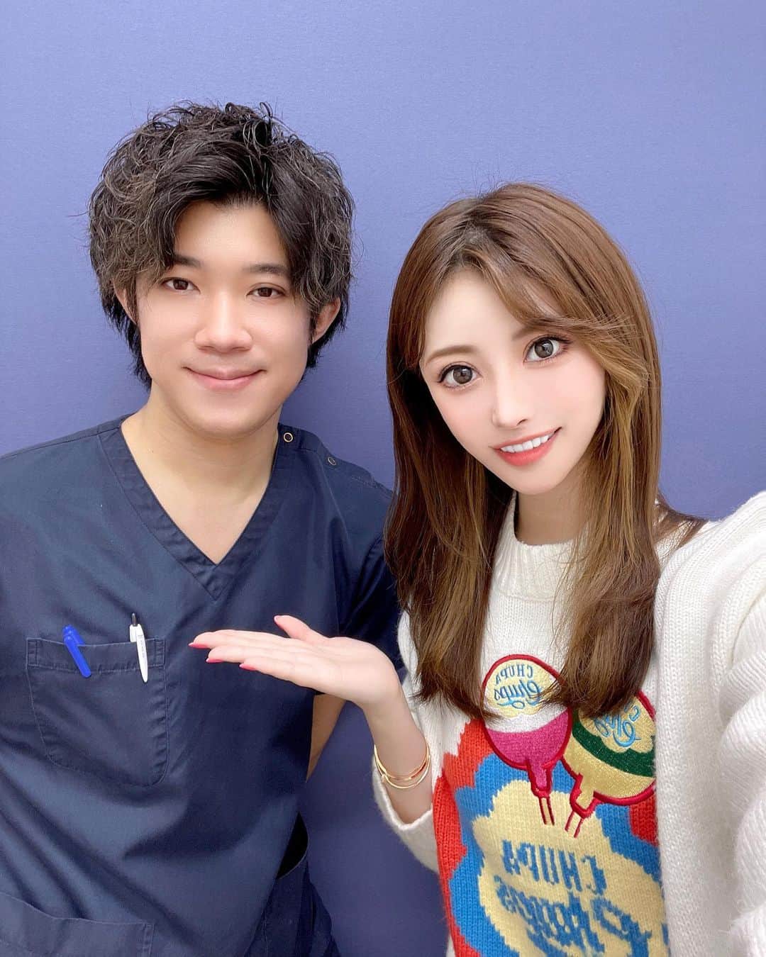 藤咲めいのインスタグラム：「いつもお世話になっている湘南美容外科池袋東口院の赤尾院長に今回はレーザートーニングとイオン導入してもらったよ😊💗  頬のシミが気になって施術を受けたんだけど、直後から毛穴が小さくなってるのが実感できた🥺✨✨ 2週間は直射日光をさけて、何度もした方が効果は得られるみたい✨  かさぶたは特にできたり私はしなくてダウンタイムはあまりなかったけど乾燥するからニキビが出来ないように保湿が必須みたい😳❤️  もしやる方がいたら、レーザートーニングした当日とかはパックしたりいつもより保湿強めでしたら大丈夫だと思う💞  赤尾先生はいつも行く時あんまり自分の話とかされないから知らなかったんだけど実は慶應医学部とハーバード大学医学部出身なんだって👀✨  凄いよね…身近にそんな経歴の方珍しいからびっくり😳🫢  二重手術では指名数と口コミが全国評価No.1みたいだから二重やりたい方も是非チェックしてみてね🫣💛  #湘南美容クリニック #美容 #美肌 #美意識 #美容整形 #美容垢 #整形 #美容院好きな人と繋がりたい #クイックコスメティークダブルneo #クイックコスメティークダブル #二重整形 #埋没法」