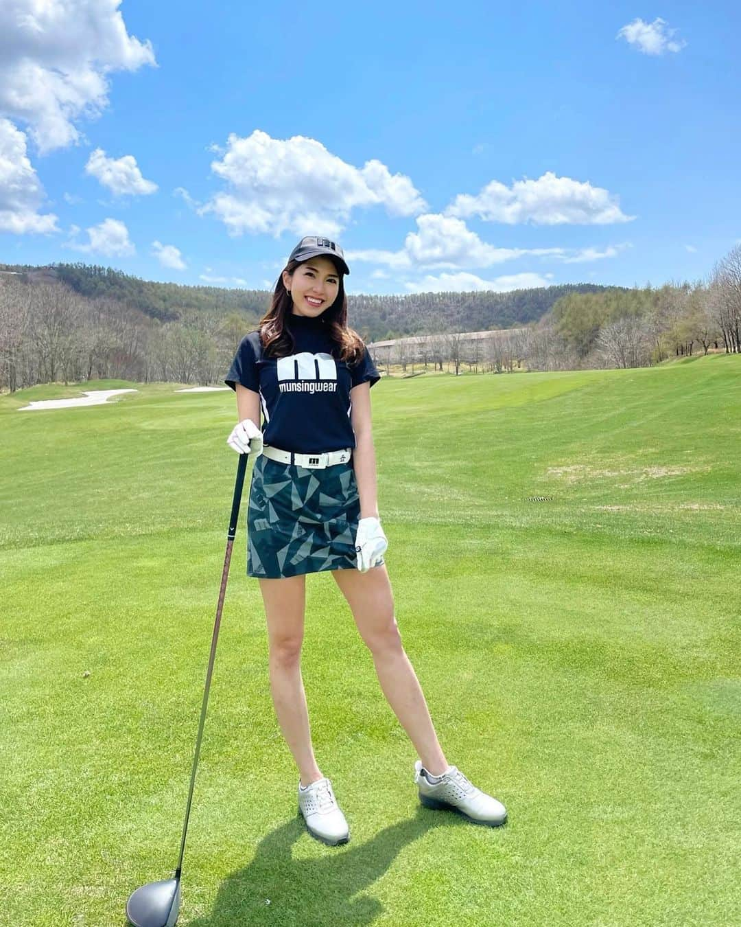 武田奈津美さんのインスタグラム写真 - (武田奈津美Instagram)「* 軽井沢ゴルフ⛳ 思ったより寒くて一人服装ミスってたけど 高原のゴルフは綺麗で自然豊かで癒されました☺️✨  最近ゴルフの調子が良くなってきたけど 今週行けず来週も予定ないのでちょっぴりお休み🥹 プロの試合を観てイメトレに励みます🐶  #munsingwear #マンシングウェア #マンシングウェアブランド公式アンバサダー #ゴルフ #golf #ゴルフ女子 #ゴルフコーデ #footjoy #武田奈津美 #軽井沢 #プレジデントカントリー倶楽部 #LOVECallaway #キャロウェイ女子 #ROGUESTMAXFAST #アガるキャロウェイ  #キャロウェイ #callaway #ROGUE」5月15日 13時51分 - _natsumitakeda_