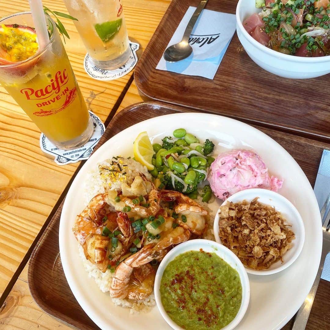 夏焼雅のインスタグラム：「🦐🧄🥑❤️‍🔥🍹  @pacificdrivein_shinjuku 🌴🏄‍♀️🌞 delicious‼︎😋 @julia.c.0209 ちゃんコラボ気になってたから 行けて嬉しかったなぁ〜💕  まあちゃん一緒に行ってくれてありがとう🫶🏻💙🫧 久々会えて嬉しかった〜☺︎」